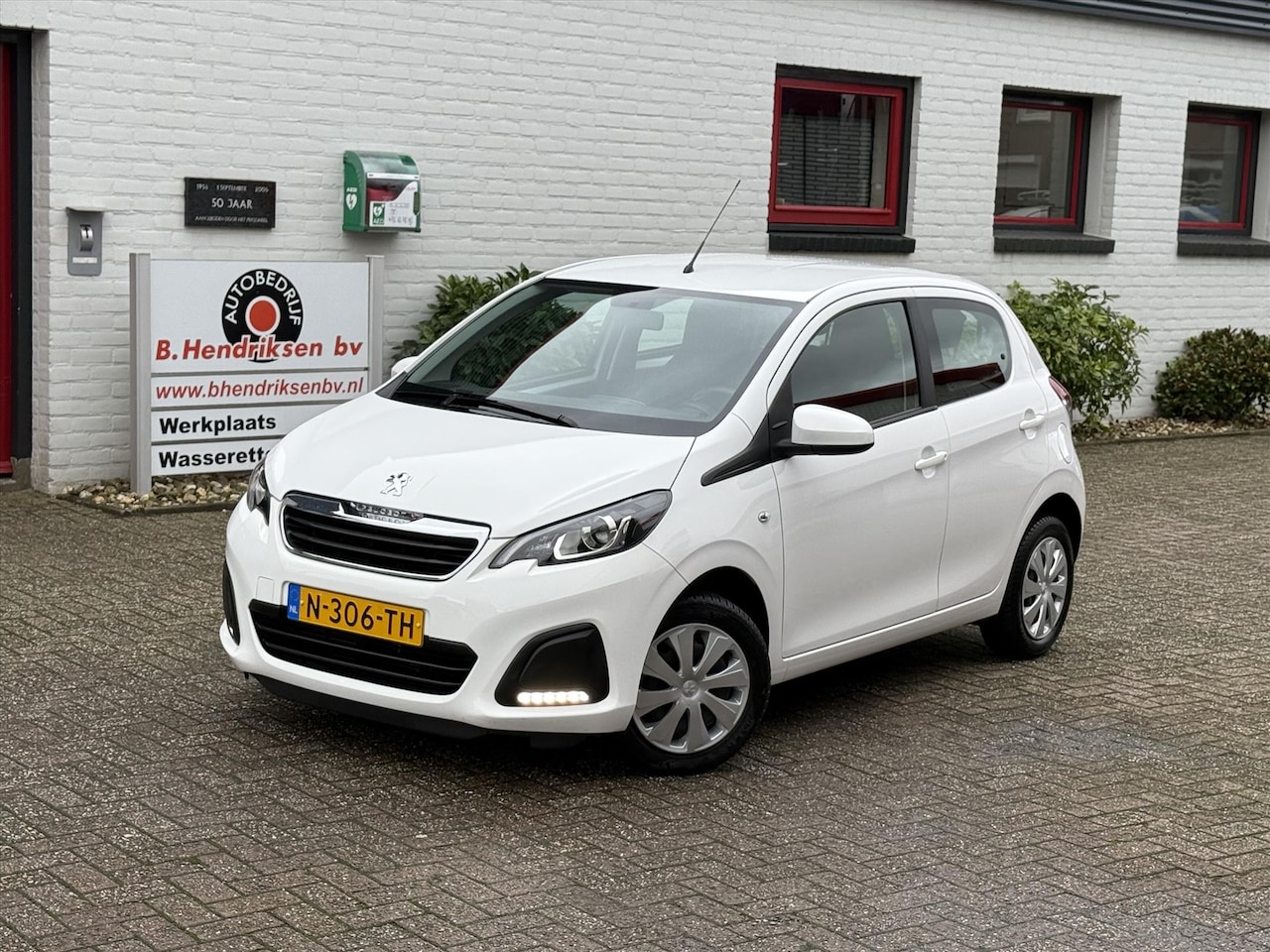 Peugeot 108 - 1.0 e-VTi 72pk 5D Active/ All season banden/ Groot media scherm/ Camera achter/ Apple Carp - AutoWereld.nl