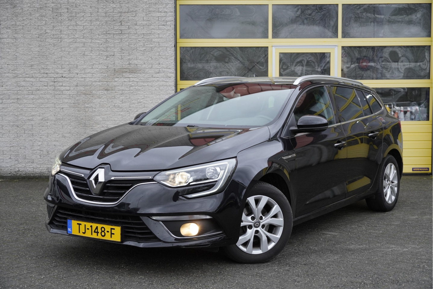 Renault Mégane Estate - 1.5 dCi Eco2 Limited BJ2018 Lmv 16" | Led | Pdc | Navi | Keyless entry | Trekhaak | Climat - AutoWereld.nl