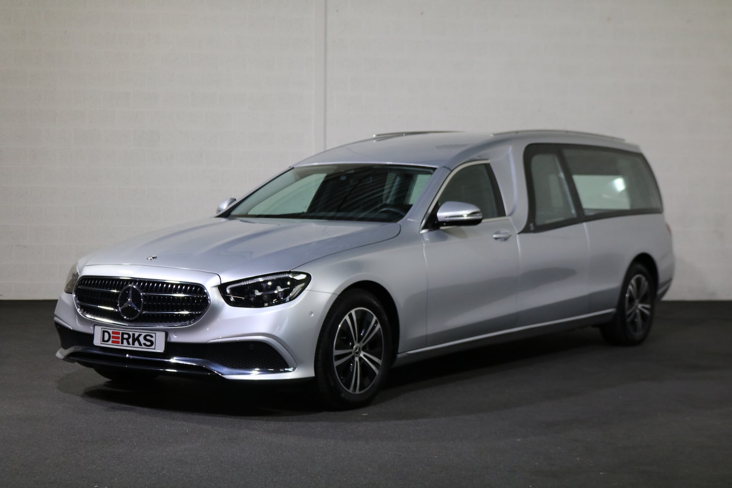 Mercedes-Benz E-klasse - E200T Indus Eneexis 5-deurs Begrafeniswagen (nieuwe ombouw) - AutoWereld.nl