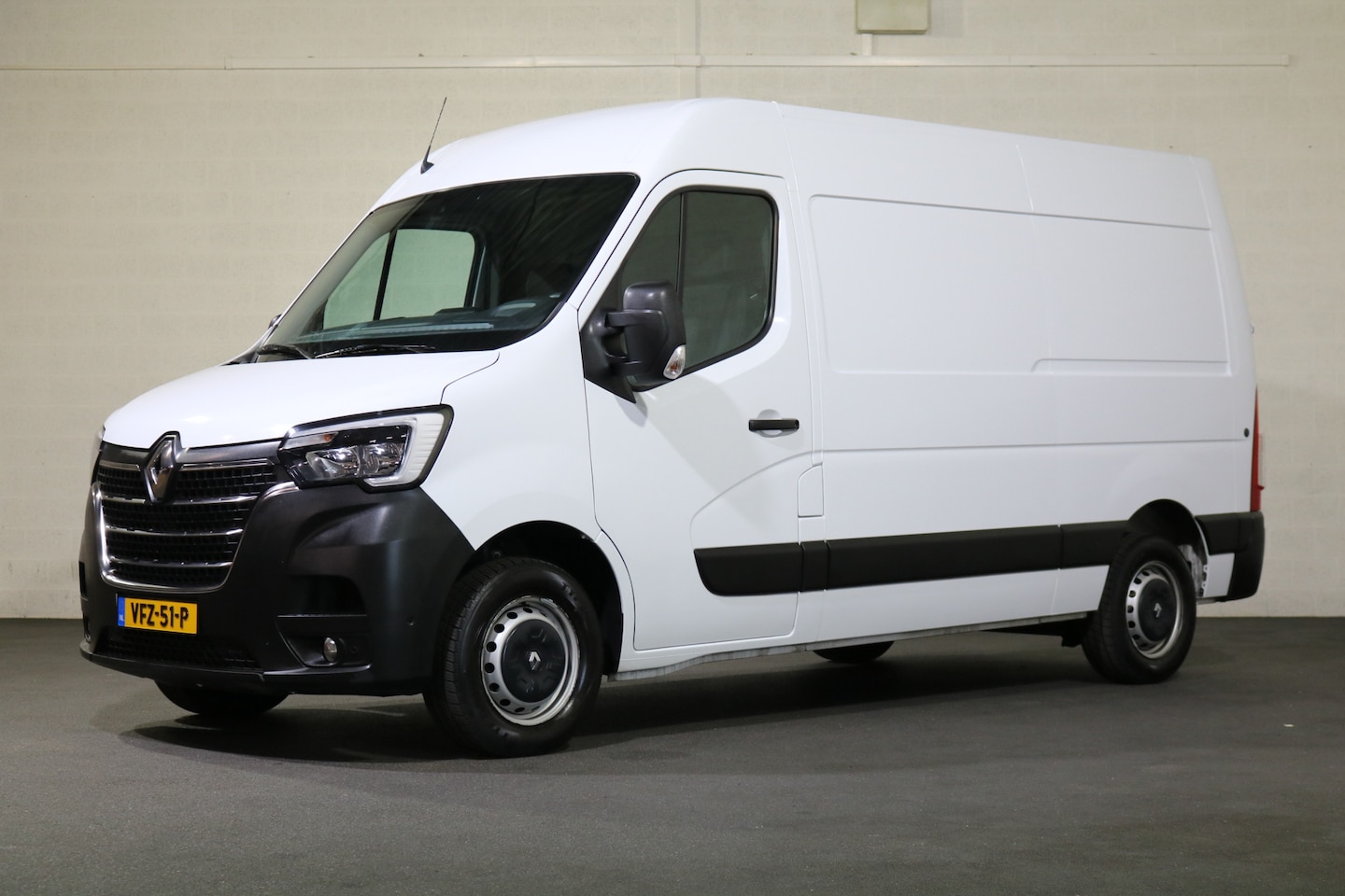 Renault Master - 2.3 dCi 135pk L2 H2 Airco Navigatie Camera Trekhaak - AutoWereld.nl