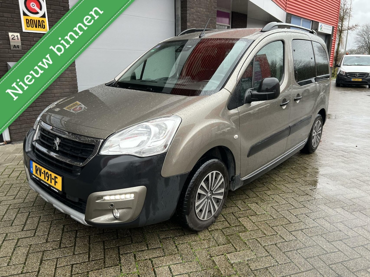 Peugeot Partner Tepee - 1.2 PureTech Active Navi+BT| Camera| Trekhaak - AutoWereld.nl