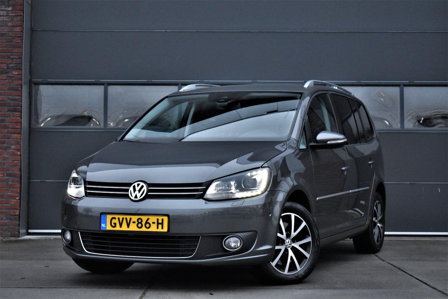 Volkswagen Touran - 1.4 TSI Highline 7p. Xenon - Cruise - Camera - Navi - Stand.kachel - AutoWereld.nl