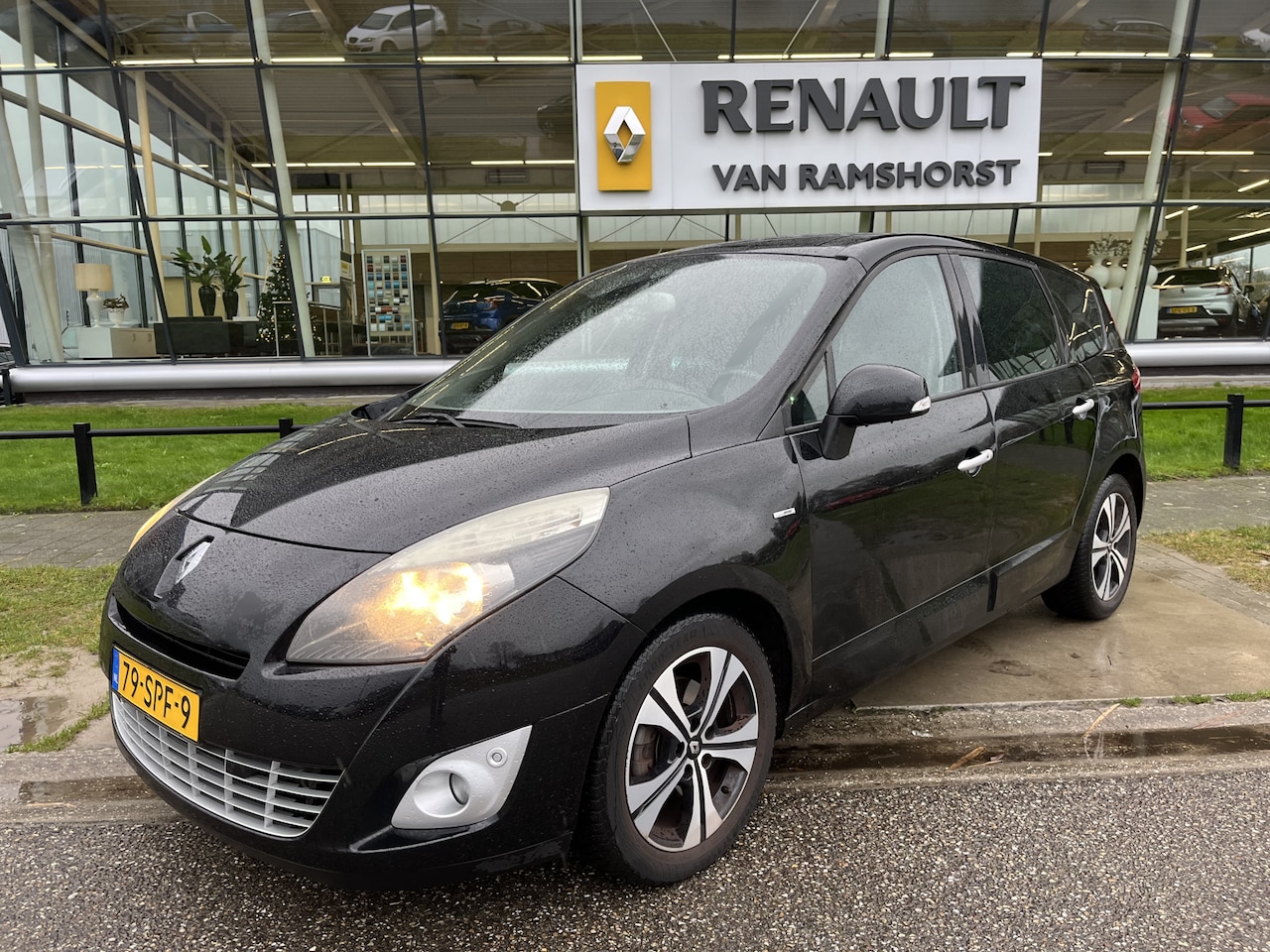 Renault Grand Scénic - 2.0 Bose 7-persoons / Automaat / 140 PK / PDC V+A / Stoelverw. / Trekhaak / Schuif-Kanteld - AutoWereld.nl