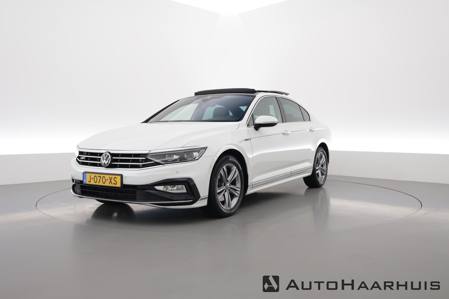 Volkswagen Passat - 1.5 TSI R-Line DSG | Pano | Camera | Navi | Travel Assist | Trekhaak - AutoWereld.nl