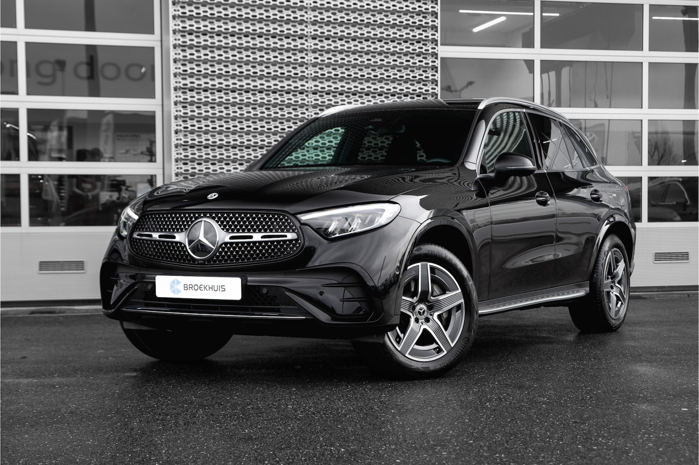 Mercedes-Benz GLC-klasse - 300e 4MATIC AMG Line | Panoramadak | Treeplanken | Trekhaak elektr. | - AutoWereld.nl