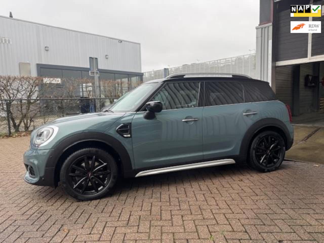 MINI Countryman - Mini 1.5 Cooper | Panorama dak | Trekhaak | Camera - AutoWereld.nl