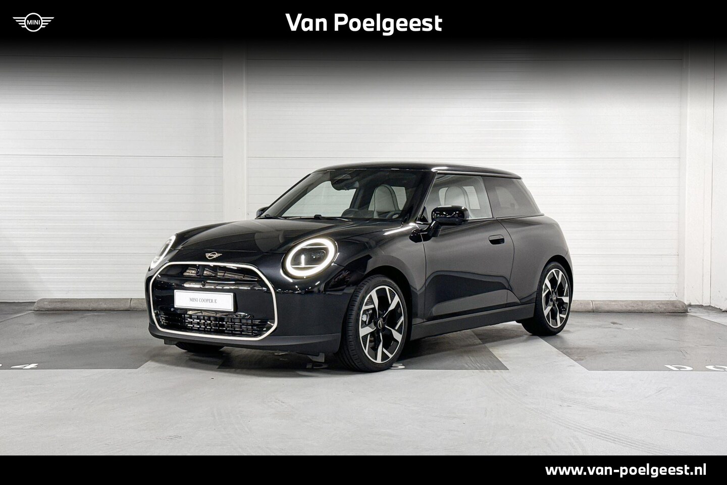 MINI Cooper - E |  Favoured Uitvoering | L Pakket | 18" Slide Spoke two-tone | Subsidie Deals - AutoWereld.nl