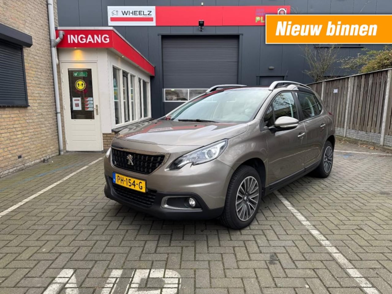 Peugeot 2008 - 1.2 automaat - panoramadak - navigatie - ecc - AutoWereld.nl