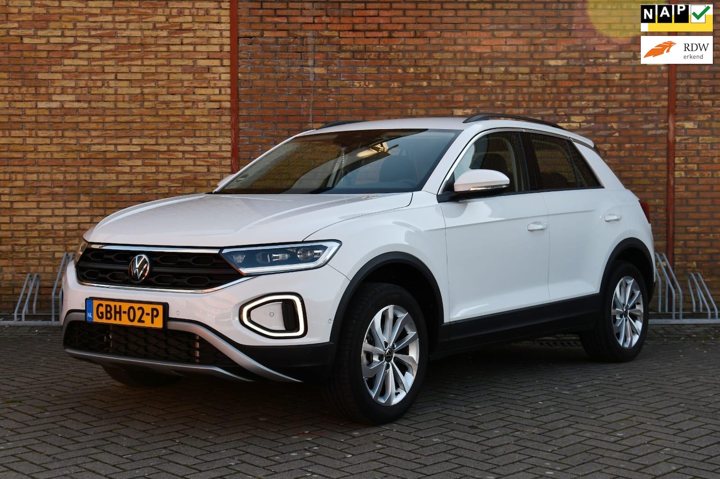 Volkswagen T-Roc - 1.5 TSI 150PK I KEYLESS I ADAPTIEF I CARPLAY I LED I VIRTUAL I IQ I PARKASSIST I - AutoWereld.nl