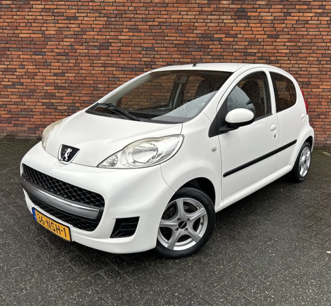 Peugeot 107 - 1.0 Automaat/ Airco/ Half leer/ El. Ramen/ LM - AutoWereld.nl