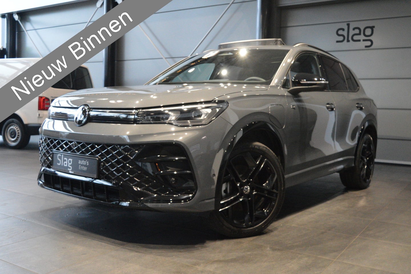 Volkswagen Tiguan - 1.5 eHybrid 3X R-Line pano head up trekhaak 20 inch !! - AutoWereld.nl