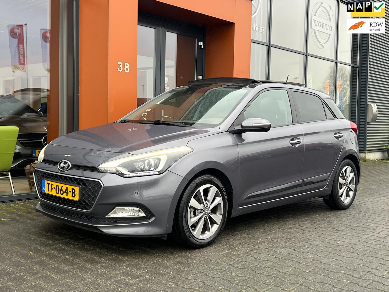 Hyundai i20 - 1.4i i-Catcher automaat|Panodak|Leer|Navi|Camera - AutoWereld.nl