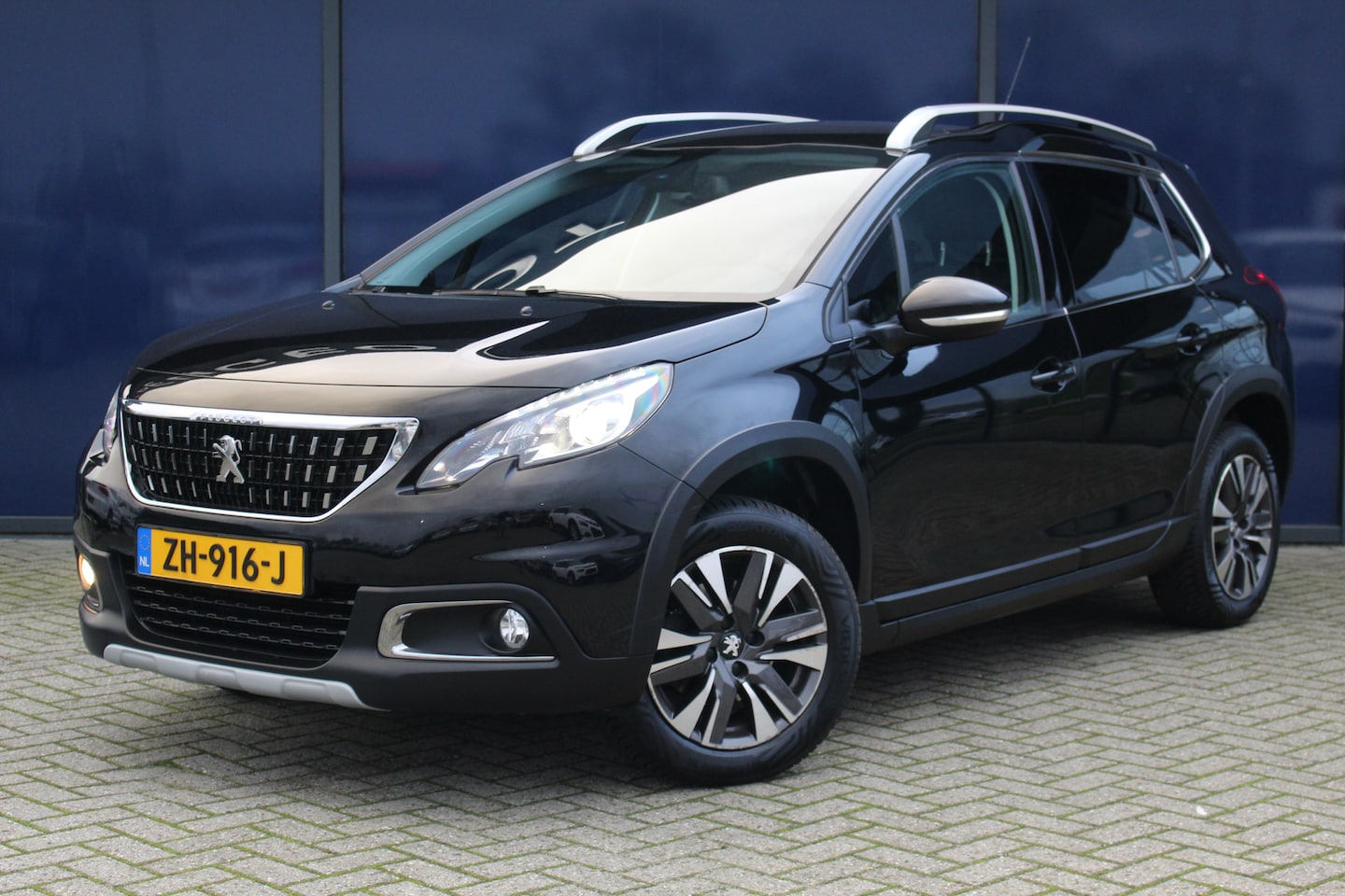 Peugeot 2008 - 1.2 PureTech Allure | Automaat | Pano | All Season | Cruise | Climate | - AutoWereld.nl