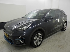 Kia e-Niro - ExecutiveLine 64 kWh + WARMTEPOMP Trekhaak | Leer | Xenon | LED | Camera | 1e eig | Géén a