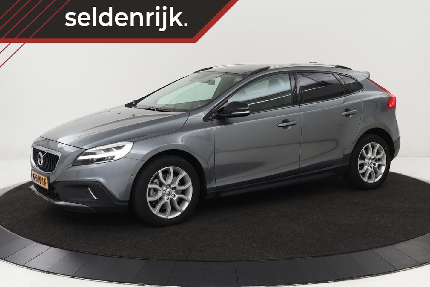 Volvo V40 Cross Country - 1.5 T3 Polar+ Luxury | Panoramadak | Leder | Stoelverwarming | Full LED | Keyless | Camera - AutoWereld.nl