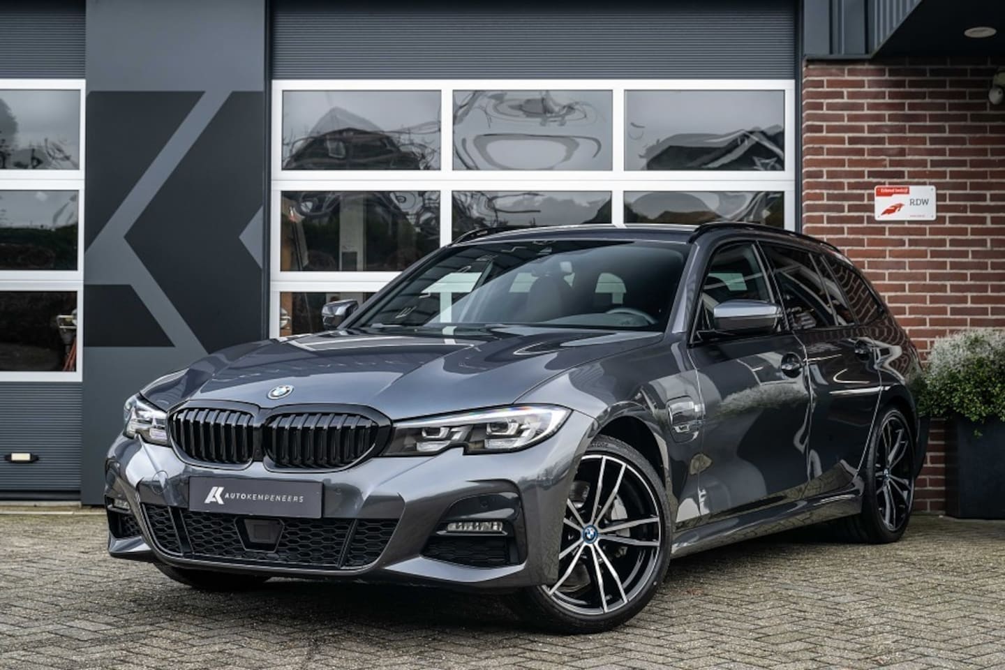 BMW 3-serie Touring - 330e M Sport | Shadow | HIFI | Trekhaak | Camera | ACC | 19 Inch - AutoWereld.nl