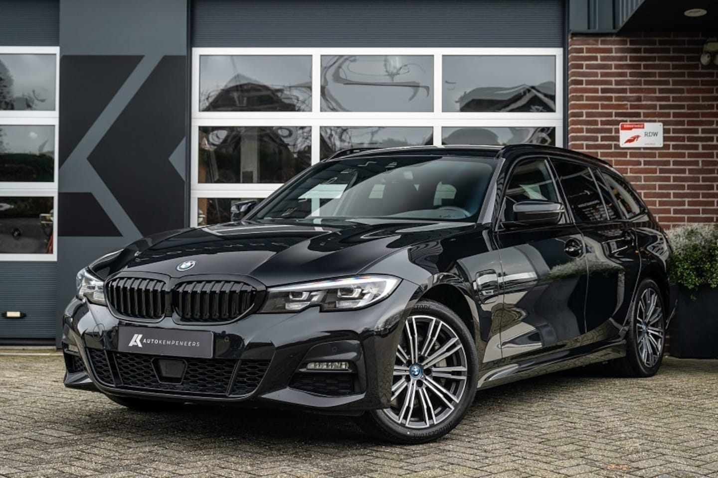 BMW 3-serie Touring - 330e M Sport | Shadow | HIFI | ACC | Trekhaak | Stoelverwarming | DAB | - AutoWereld.nl