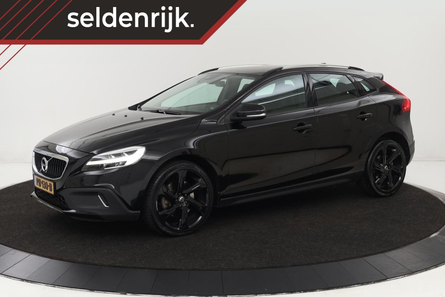 Volvo V40 Cross Country - 1.5 T3 Nordic+ | Stoelverwarming | Full LED | Navigatie | 19'' | Verwarmde voorruit | Clim - AutoWereld.nl