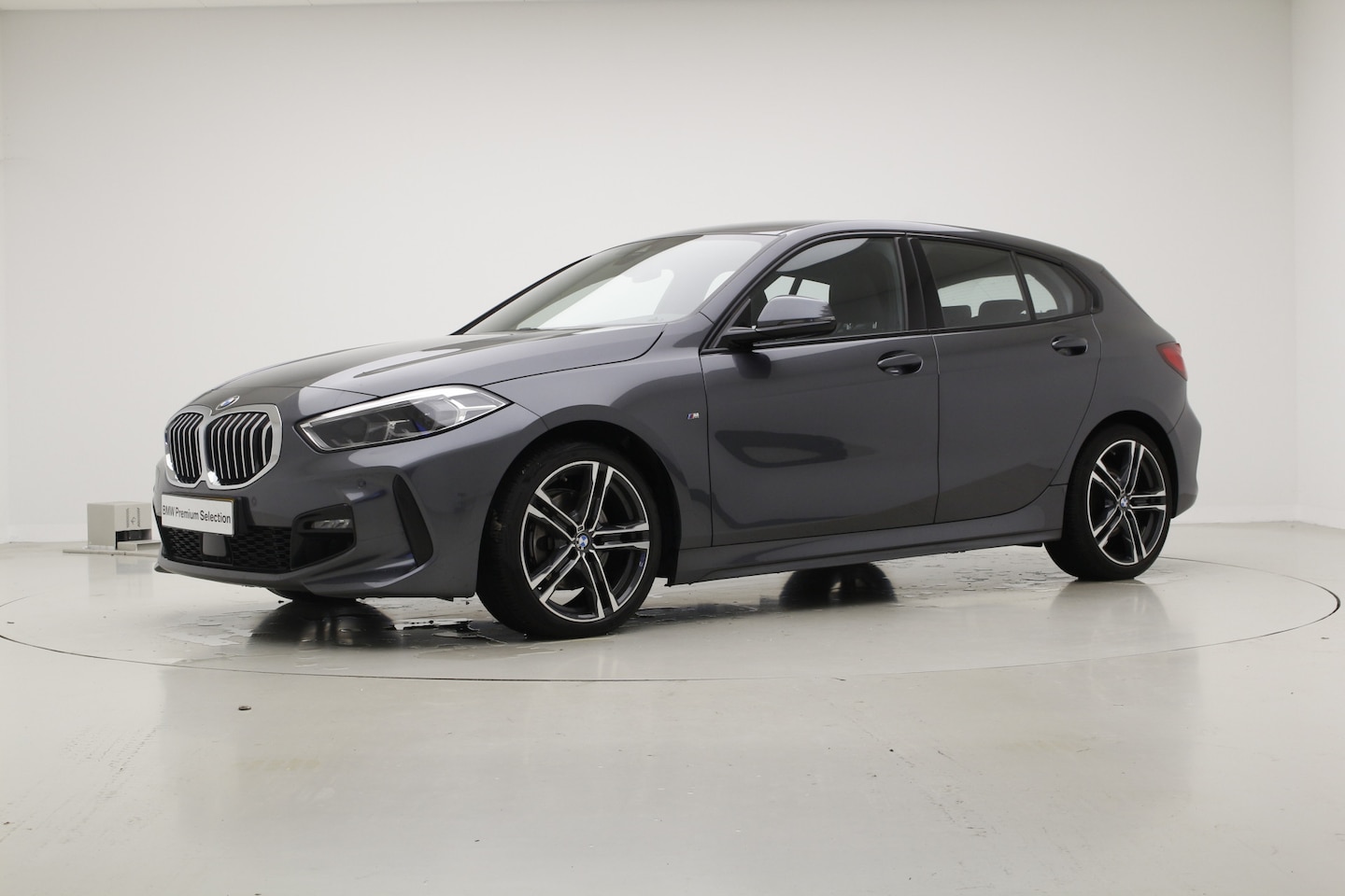 BMW 1-serie - 118i M-Sport Automaat | 18" | Hifi - AutoWereld.nl