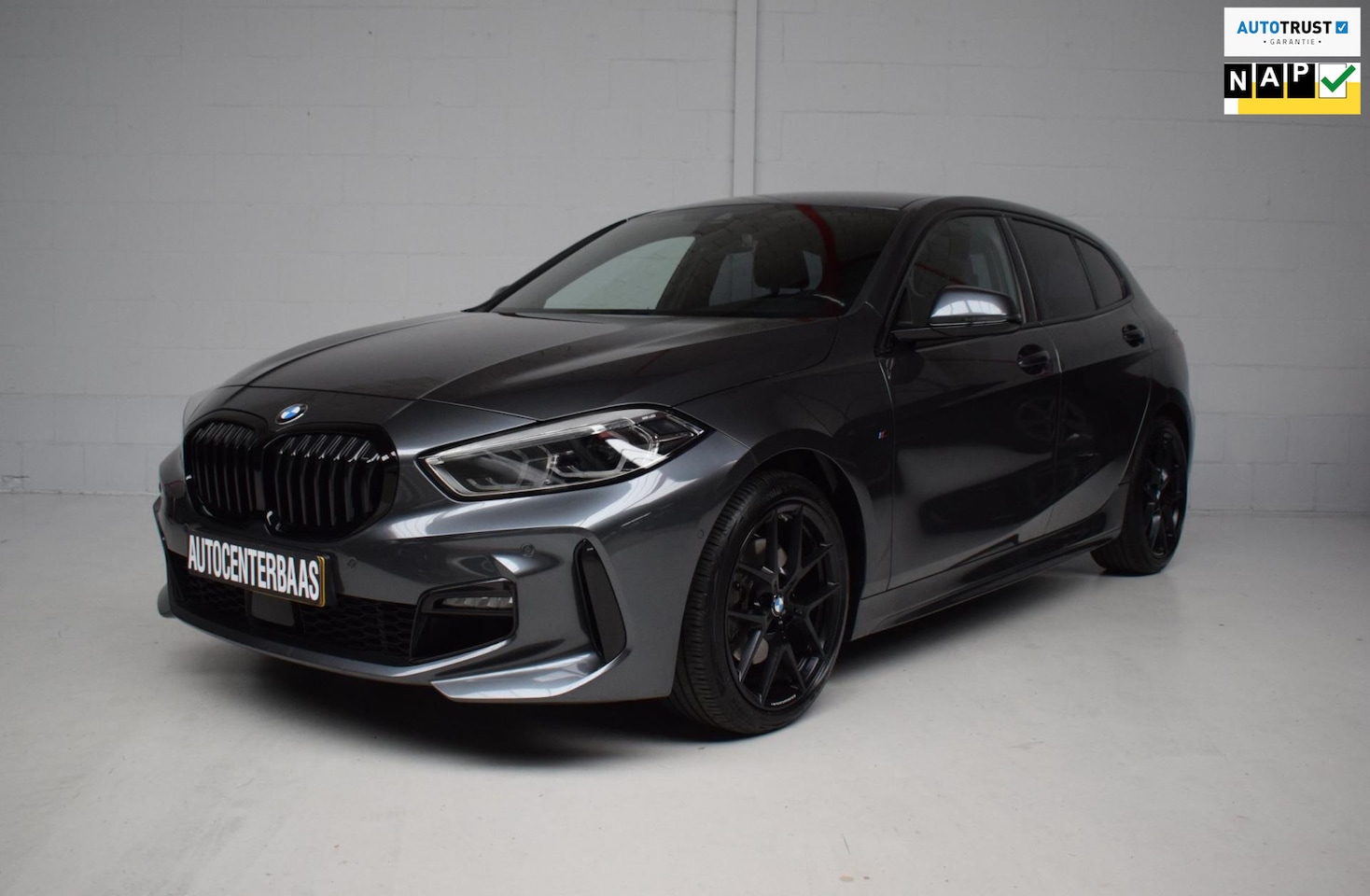 BMW 1-serie - 118i M-SPORT 5-DRS ORG.NED / M-PERFORMANCE / LEER / CAMERA / CARPLAY / SFEERVERLICHTING / - AutoWereld.nl