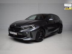 BMW 1-serie - 118i M-SPORT 5-DRS ORG.NED / M-PERFORMANCE / LEER / CAMERA / CARPLAY / SFEERVERLICHTING /