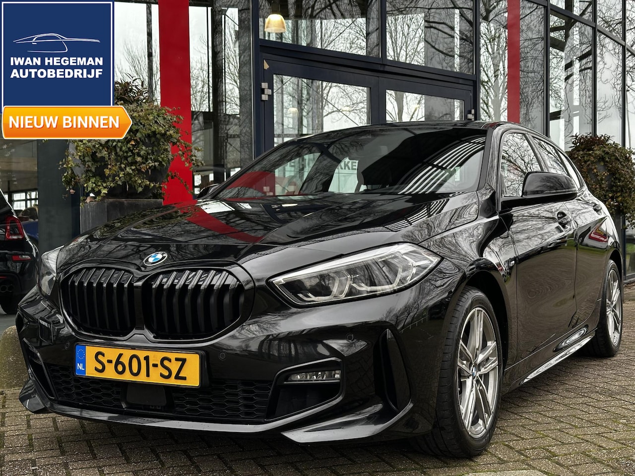 BMW 1-serie - 118i High Executive M-Pakket AUTOMAAT | Navi | Sportstoelen | PDC | LM Velgen | Cruise Con - AutoWereld.nl