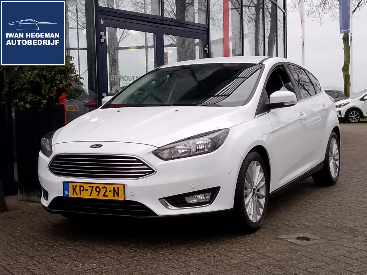 Ford Focus - 1.0 Titanium | Navi | ECC | PDC | Cruise Control | LM Velgen | Keyless Entry - AutoWereld.nl