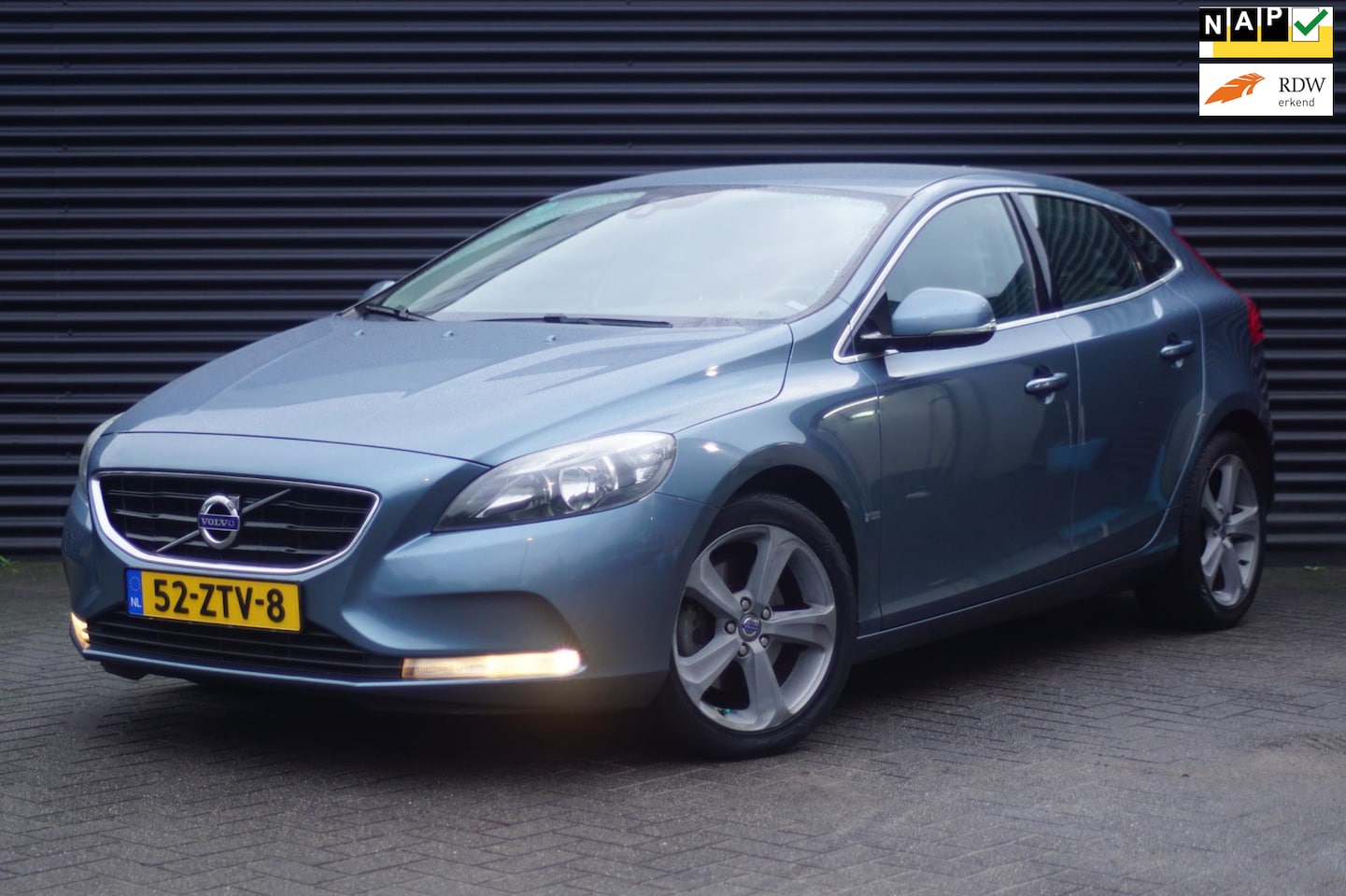 Volvo V40 - 1.6 T4 Momentum | Automaat | Leder | Stoelverwarming | Trekhaak | - AutoWereld.nl