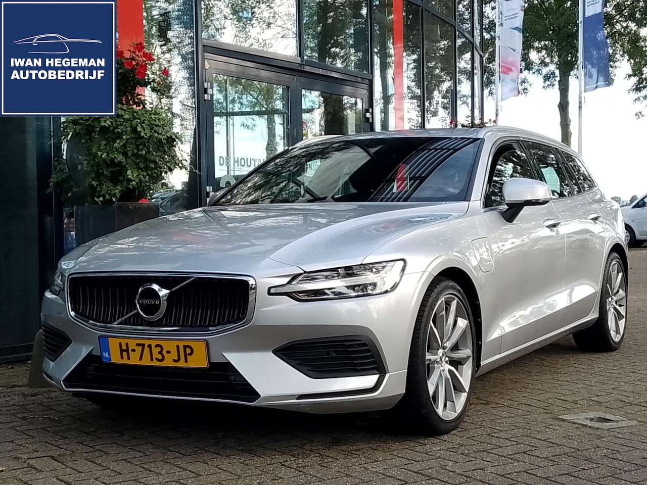 Volvo V60 - 2.0 T6 Twin Engine AWD Momentum Pro | Leer | Navi - AutoWereld.nl