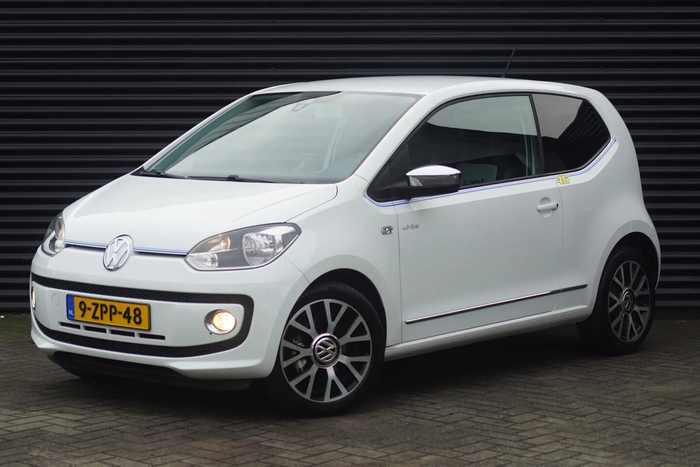 Volkswagen Up! - 1.0 high up! | White up | Navi | Velgen | Cruise | PDC | stoelverw. | - AutoWereld.nl