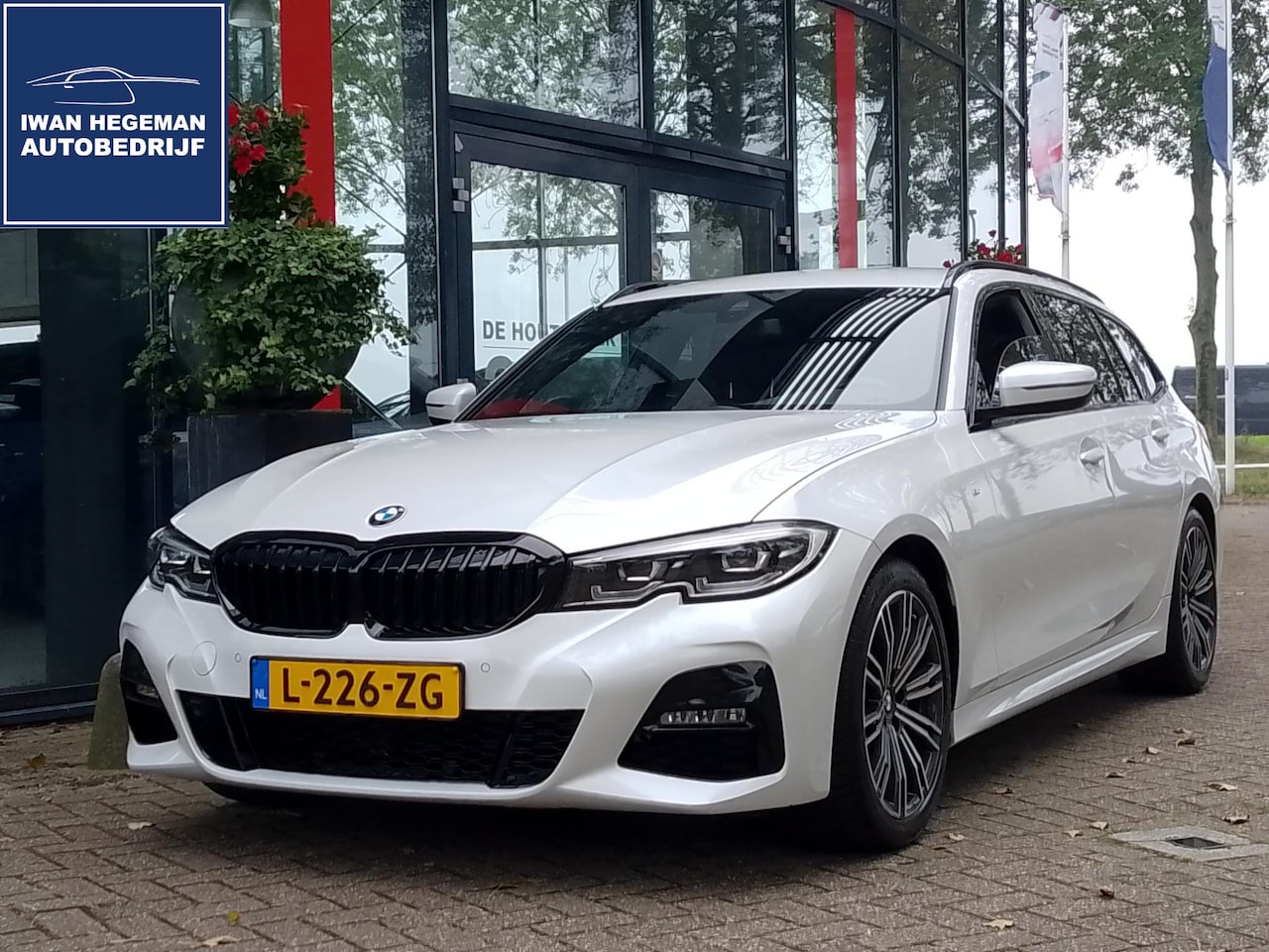 BMW 3-serie Touring - 320i Business Edition M-Sport AUTOMAAT | Navi | ECC | PDC | Cruise Control | Sportstoelen - AutoWereld.nl