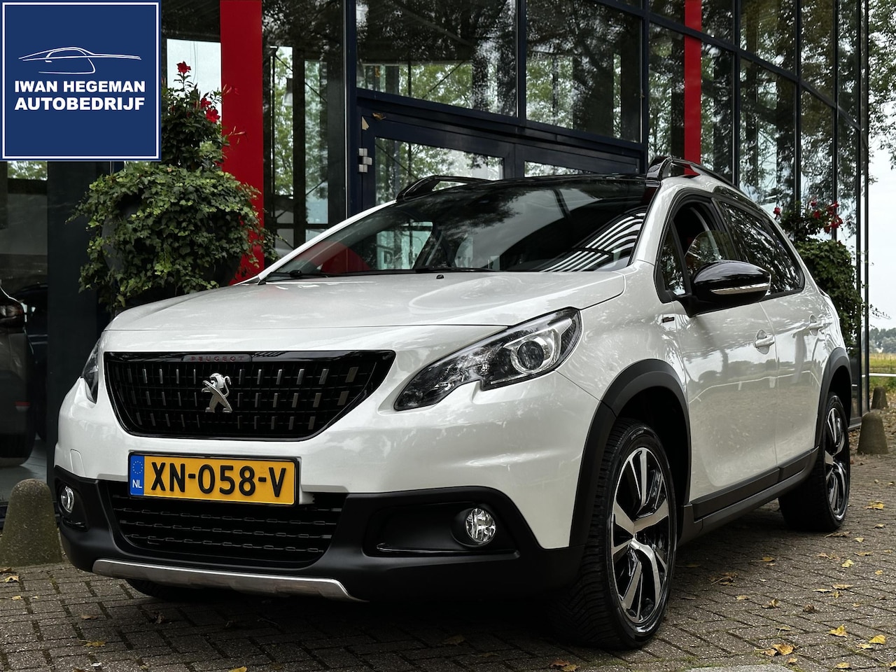 Peugeot 2008 - 1.2 PureTech GT-line | Navigatie | Panodak | Climate Control | Cruise Control | LM velgen - AutoWereld.nl