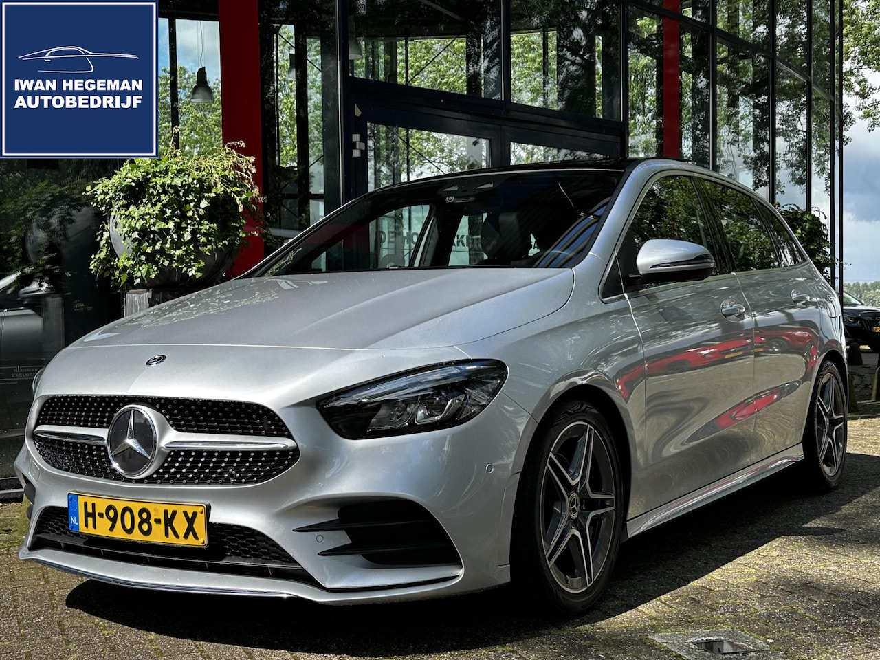 Mercedes-Benz B-klasse - 180 Business Solution AMG AUTOMAAT | Panodak | Navi | Climate Control | Afn. Trekhaak | LM - AutoWereld.nl