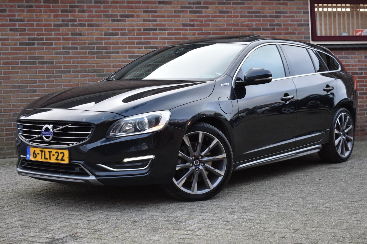 Volvo V60 - 2.4 D6 AWD Plug-In Hybrid Summum '14 Xenon Navi Clima Cruise - AutoWereld.nl