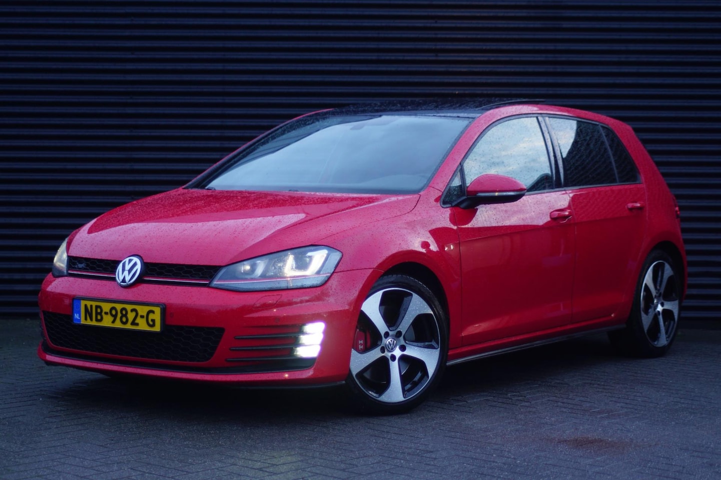 Volkswagen Golf - 2.0 TSI GTI Performance | 1e eigenaar | Dealer oh | Pano | half leder alcantara | - AutoWereld.nl