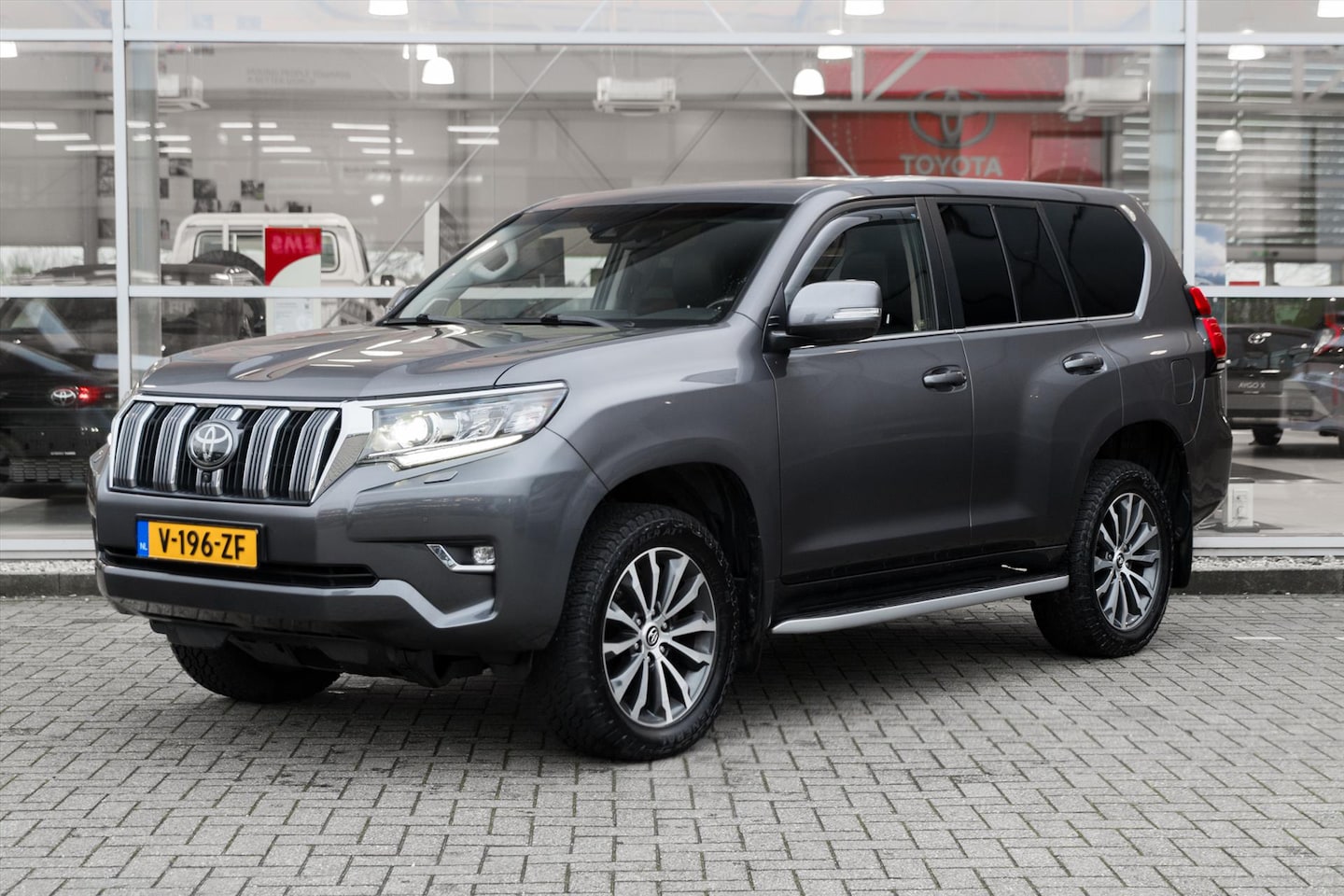 Toyota Land Cruiser - 2.8 D-4D 177pk Standard Roof Window Van Aut. Executive | Trekhaak - AutoWereld.nl