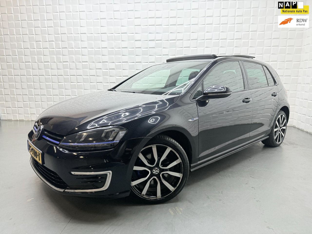 Volkswagen Golf - 1.4 TSI GTE PANO CAMERA SFEER KEYLESS ACC - AutoWereld.nl