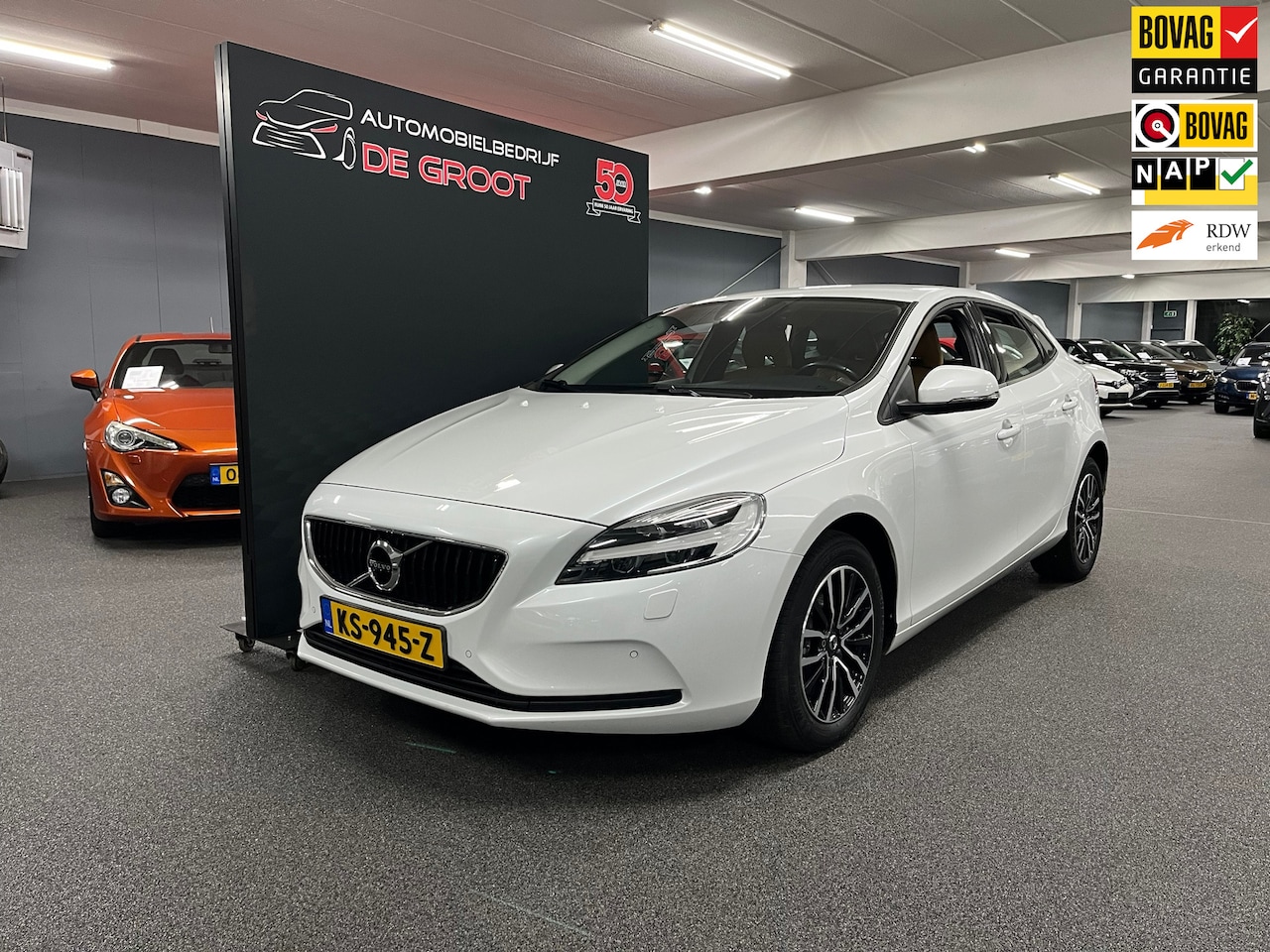 Volvo V40 - 1.5 T3 R-Design NL-auto / Camera / Navi - AutoWereld.nl