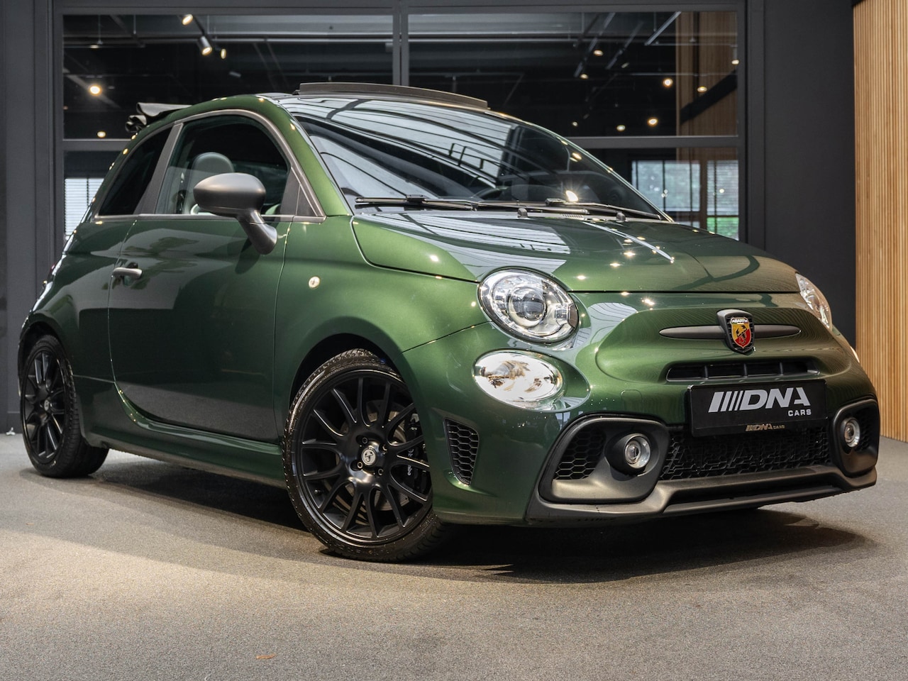 Fiat 500 Abarth - 1.4 T-Jet Abarth Competizione Oak Green Metallic - AutoWereld.nl