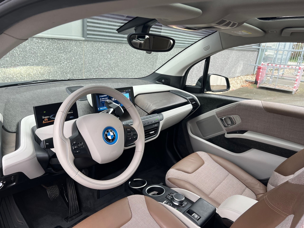 BMW i3 - S 184pk Lodge 120Ah 42 kWh/S-dak/H-Kardon/Carplay/Camera/3-fase - AutoWereld.nl