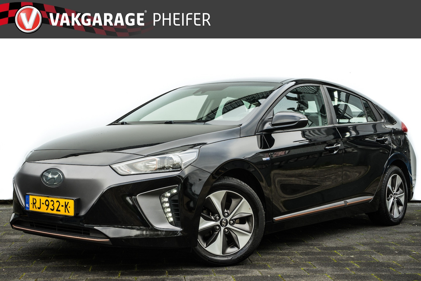 Hyundai IONIQ - Comfort EV Navigatie/ Carplay/ Camera/ Adapt. cruise/ Dab/ Climate control - AutoWereld.nl