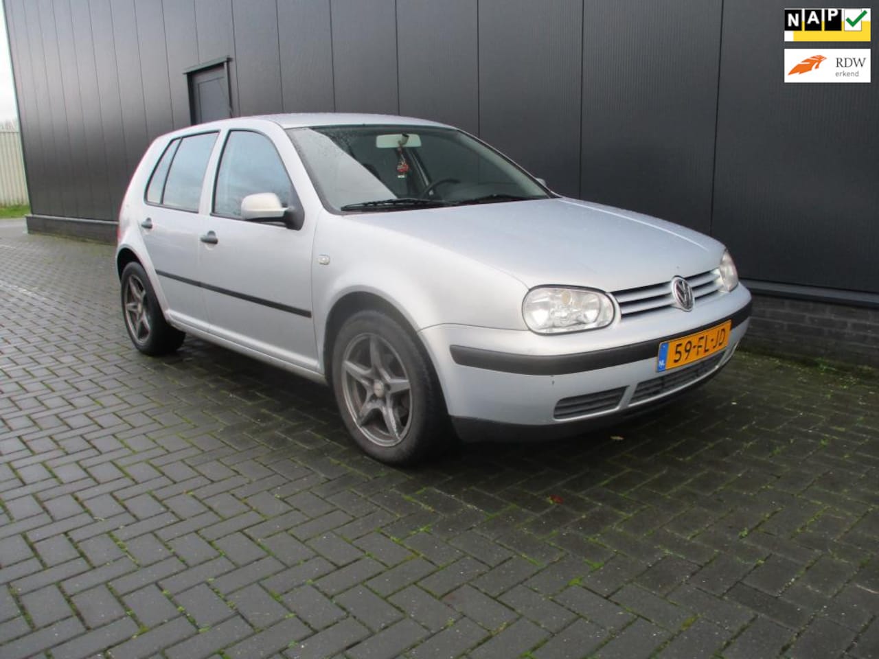 Volkswagen Golf - 1.6 Trendline AUTOMAAT / OPKNAPPER - AutoWereld.nl