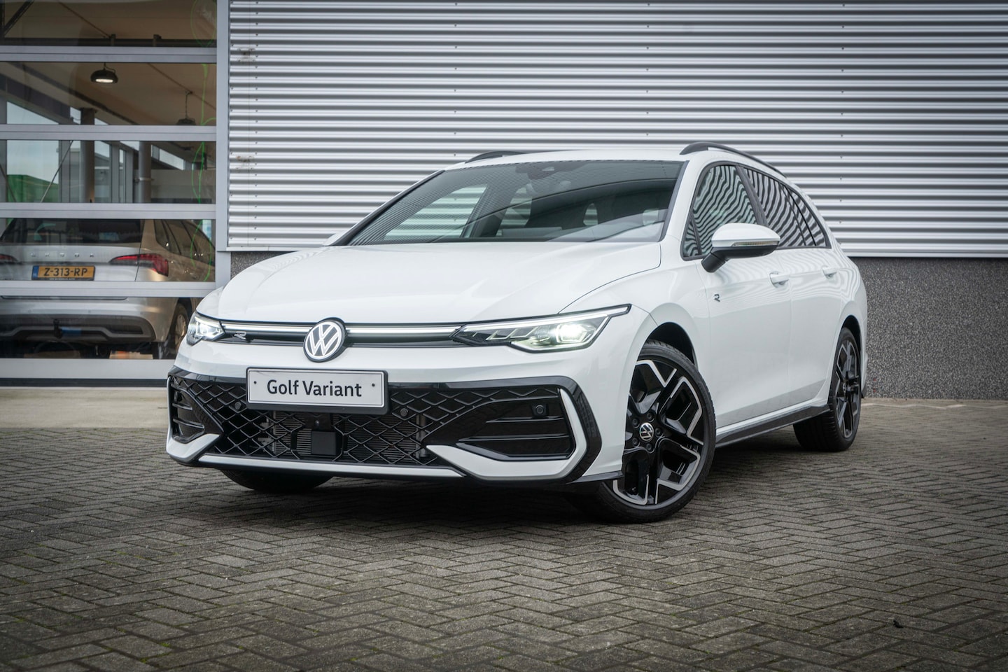 Volkswagen Golf Variant - 1.5 eTSI 116 7DSG R-Line Edition Inclusief €2000,- inruilvoordeel | 'App-Connect' draadloz - AutoWereld.nl