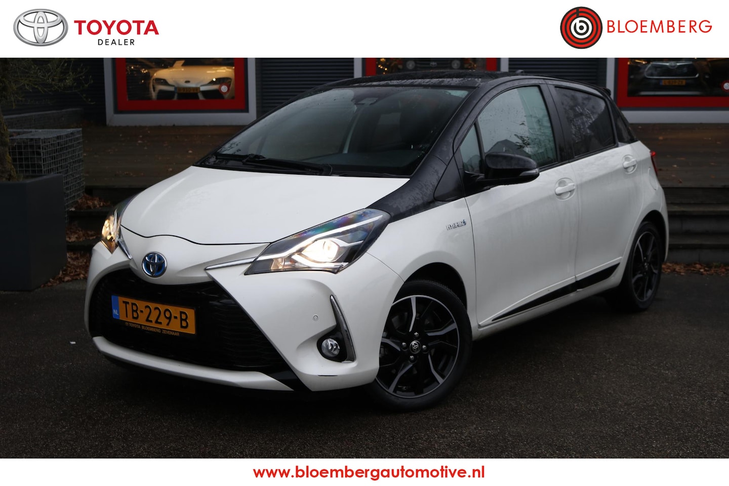 Toyota Yaris - 1.5 Hybrid Bi-Tone Plus Leder interieur - AutoWereld.nl