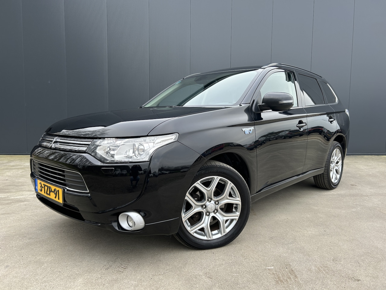 Mitsubishi Outlander - 2.0 PHEV Instyle+ OPEN DAK ADAPT CRUISE CAMERA XENON LEER DAB NAVI ECC 4WD TREKHAAK - AutoWereld.nl