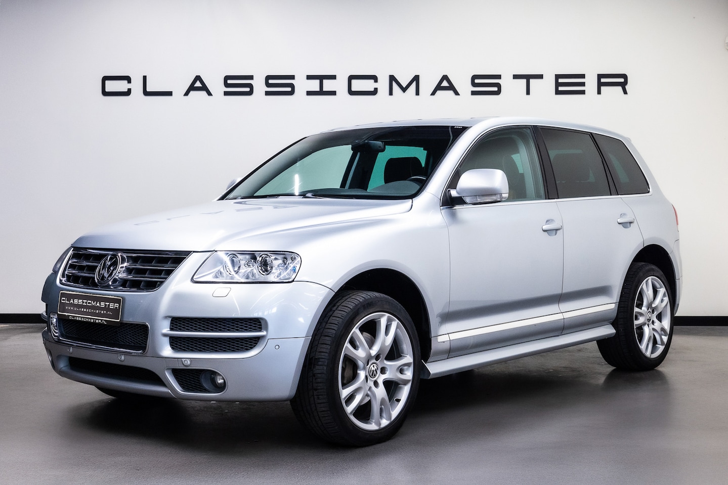 Volkswagen Touareg - 6.0 W12 Btw auto, Fiscale waarde € 8.000,- (€ 19.793,39 Ex B.T.W) DEALER AUTO - AutoWereld.nl