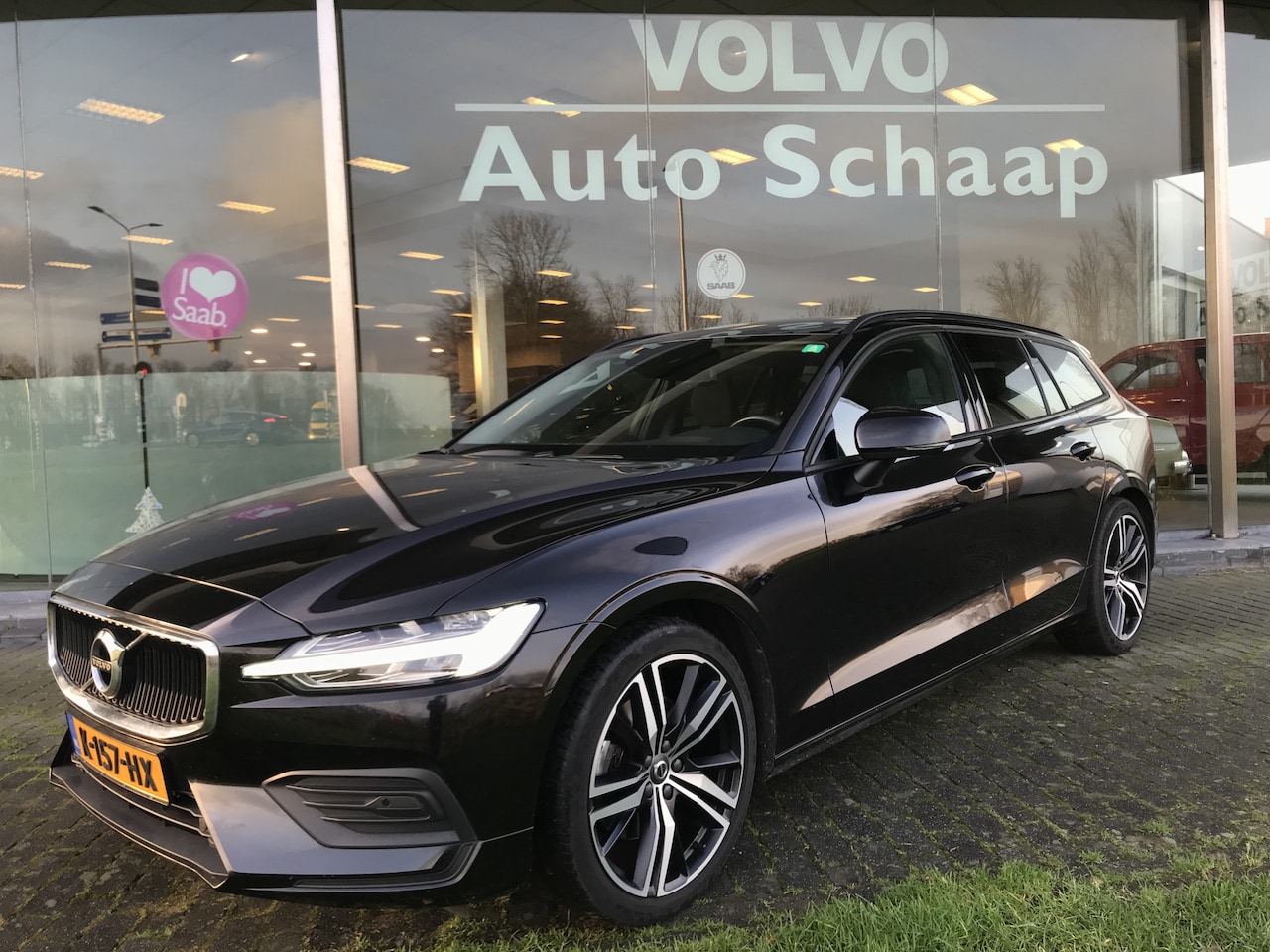 Volvo V60 - 2.0 B3 Momentum Advantage Automaat | Rijklaar incl 12 mnd Bovag | Mild Hybrid Carplay Dark - AutoWereld.nl