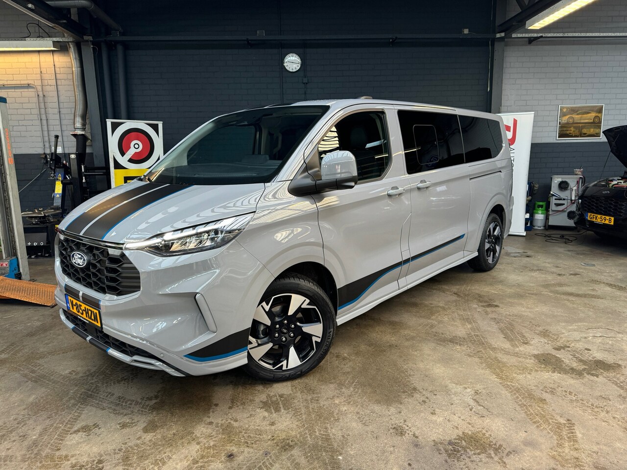 Ford Transit Custom - 300 2.0 TDCI L2H1 Sport DC 170pk,360 Camera,ACC,Blis,Lane Asist,Stuur+Stoel verw,Climate C - AutoWereld.nl