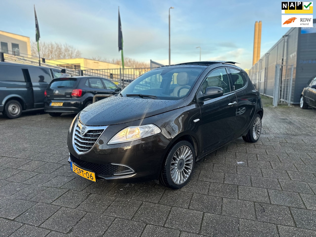 Lancia Y(psilon) - Ypsilon 0.9 TwinAir Platinum | AUTOMAAT | CAMERA | STOELVERWARMING - AutoWereld.nl