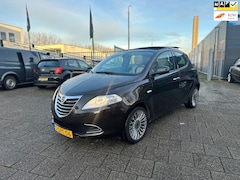 Lancia Y(psilon) - Ypsilon 0.9 TwinAir Platinum | AUTOMAAT | CAMERA | STOELVERWARMING